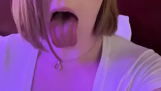 Camslut RoseThorneqos bir e-kız olarak kamera için boşalıyor