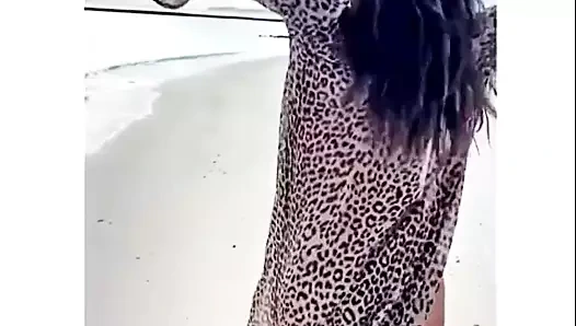 Elizabeth Hurley, Maldivler'de Sahilde 01-30-2021