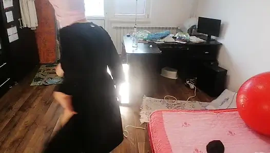 Amatör kadın kıyafetlerini denerken ve keserken eğleniyor.