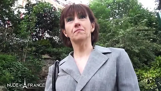 Açgözlü genç erkek avcısı emlakçı daha hızlı satmak için götünü siktiriyor