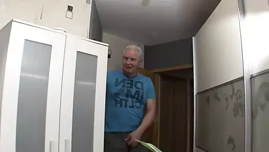 Sarkık memeli ve ıslak amcıklı Alman ev hanımı azgın koca tarafından sert sikiliyor