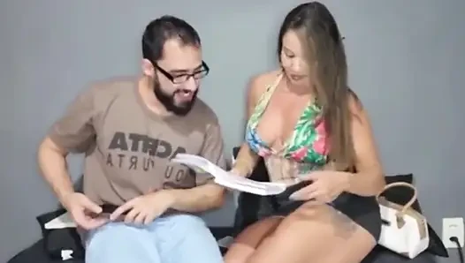 Plan satış kadını müşteriyi baştan çıkarıyor, satış için taktikler kullanıyor