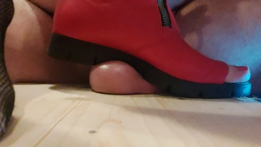 Çıplak ayakla top kırma ve taşlama ve tam ağırlıkta top kırma ve kırmızı çizmelerle top ayakta durma