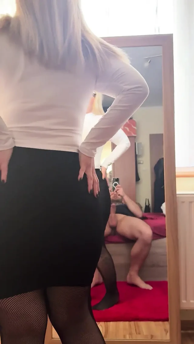Üvey oğul iki yarağı seven üvey annesini sikiyor - dikey video gerçek seks
