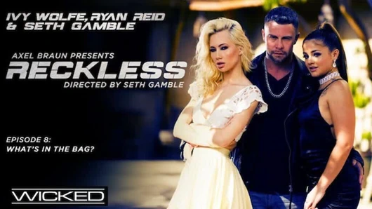 Ateşli sarışın ve esmer sulu bir üçlü sekse katılıyor