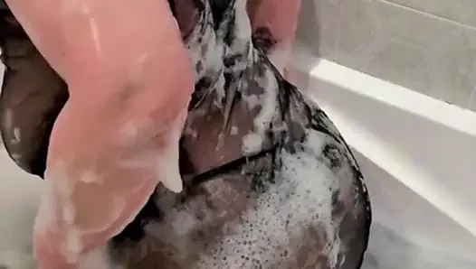 Üvey anne çoraplı ve seksi iç çamaşırlı banyo yapıyor, ıslak büyük göt