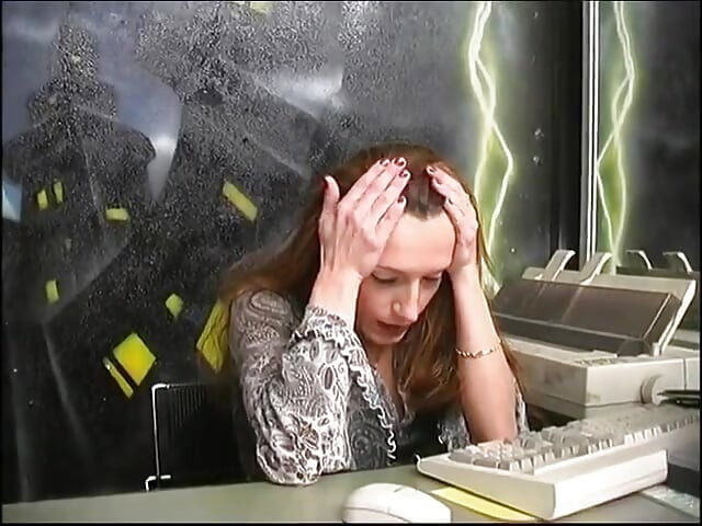 Azgın kızıl orta yaşlı seksi kadın götünü ve amcığını siktiriyor