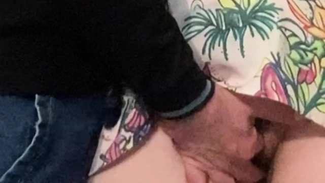 Aldatan evli kadın kalabalık bir metroda mastürbasyon yapıyor