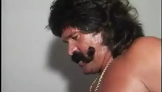 Açgözlü bayan oğlanın sıkı götünde sert yarağa ihtiyacı var