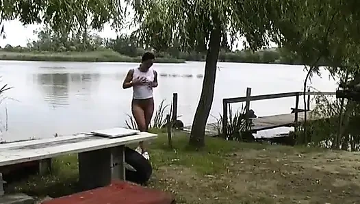 Açık havada eğlenmeyi seven Alman hatunla çiş seansı