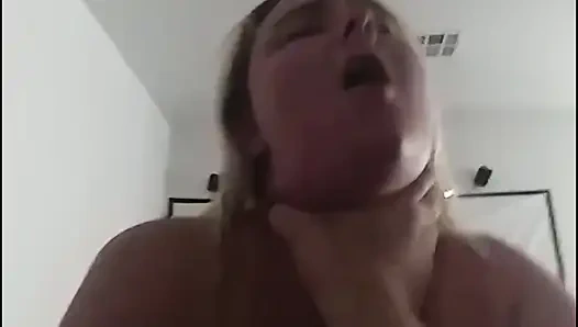 Ashley büyük şişman bir yarağa binerken büyük memeler zıplıyor!