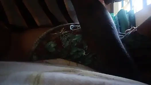 Seks oyuncağını kullanmayı seviyor