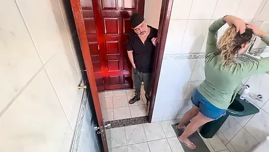Bir akrabası banyoda üvey yeğenine sürtünerek boşalıyor.