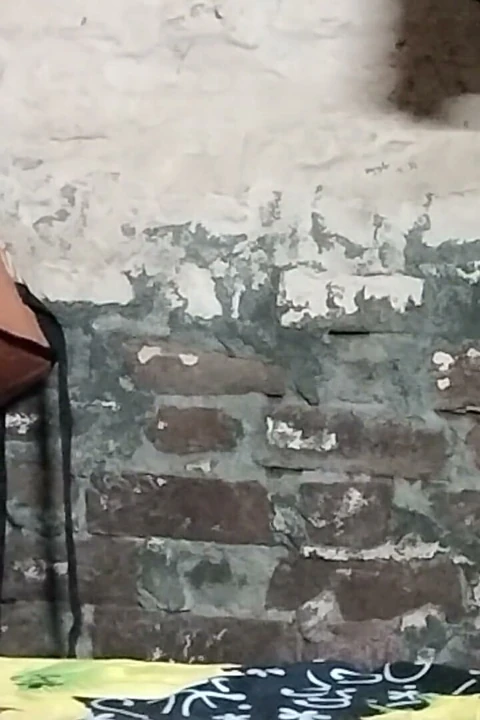 Üvey kız kardeşinin odasına girdi ve onu sikti