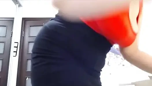Kırmızı tangalı seksi iri güzel kadın