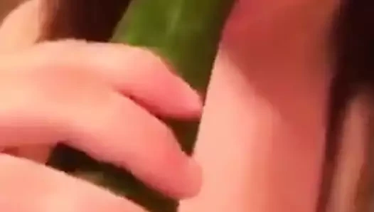 Vegana convinsa se masturbeaza