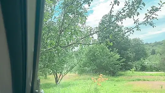 Minyon hana arabada mavi elbise içinde amcık nake gösteriyor