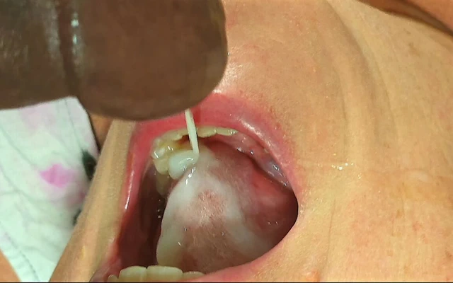 Siyah adam karısı yarağını emiyor ve ağzına sertçe boşalıyor