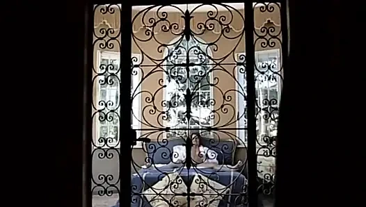 Amcık büyük yarakla sikişiyor dörtlü seks emiyor