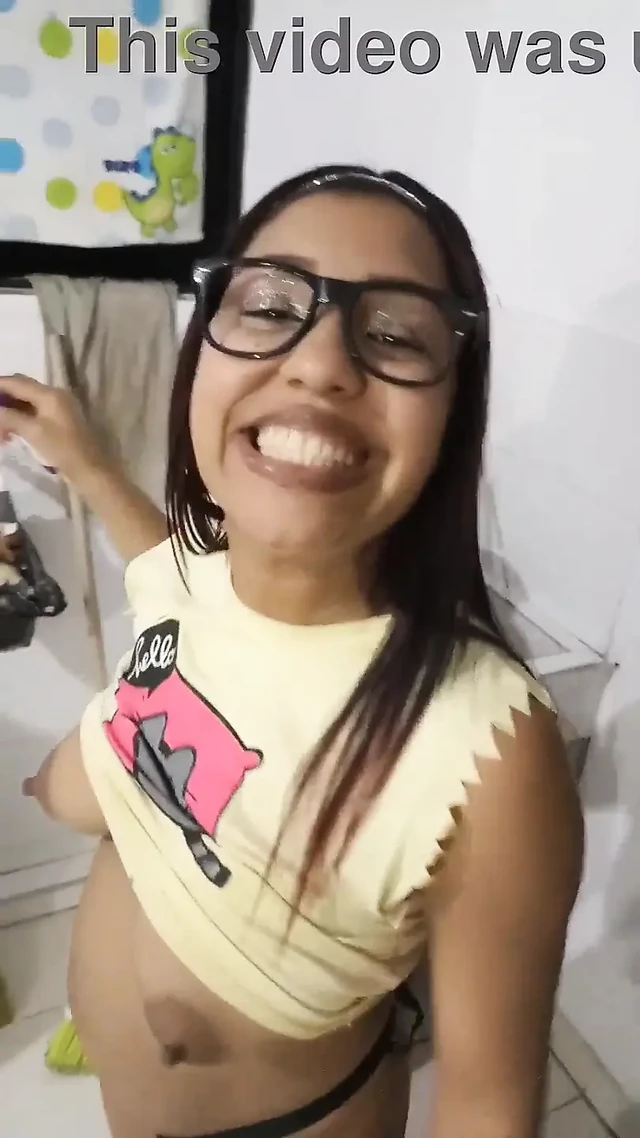 New York Abd'li 18 yaşındaki esmer büyük sarkık memeler üvey erkek kardeşinin büyük yarağını sikiyor