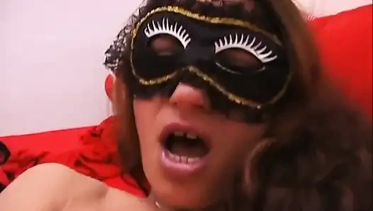 Amatör kıllı amcık maskeli mastürbasyon