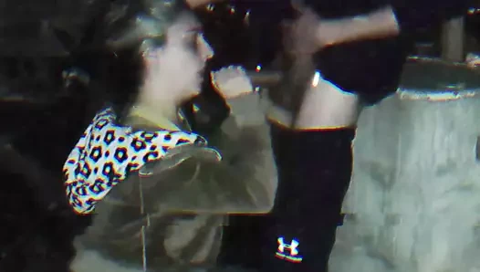 Ateşli evli kadın sokakta yarağımı emiyor ve polis bizi yakalıyor.