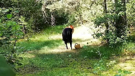 Ormanda kızıl bir tilki yakaladım ve ağzına boşladı!