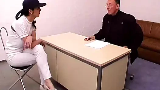 Güzel Alman sürtük iki yarağı emiyor ve sikiyor