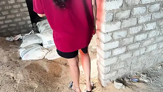 Sevimli kızla inşaat binasının altında açık havada seks, sıkı amcık seksi