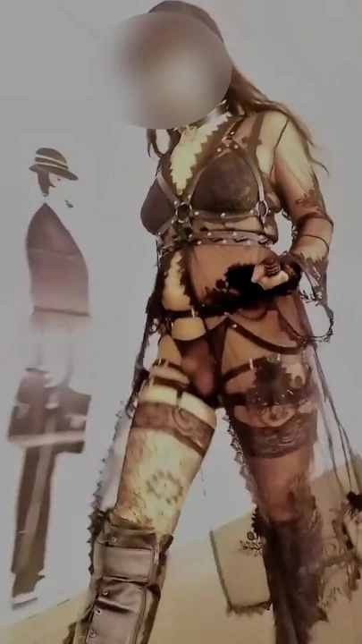 Sapık gotik sürtük açık havada şehir merkezini keşfediyor. | Klip 1