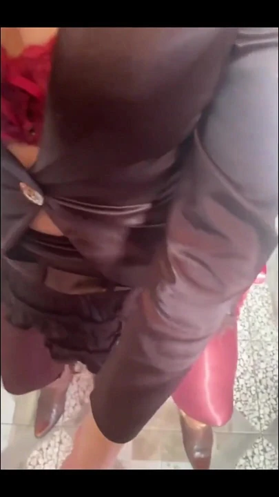 Bir zamanlar, orta yaşlı seksi kadın her zaman kovboy kız olmak isteyen bir kadın vardı. O şehirde büyüdü, ama o vardı