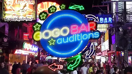 Çekici Asyalı kız dans performansından sonra sikiliyor