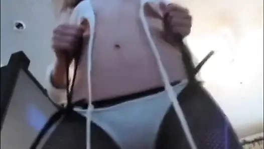 Virgina file çorapla twerk yapıyor