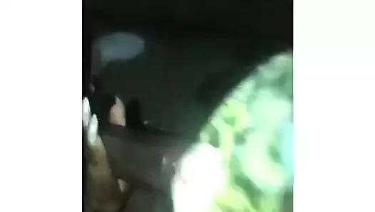 Onu çok hızlı bir şekilde emdi ve fışkırttı