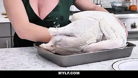 Ateşli orta yaşlı seksi kadın şükran gününde sikiliyor