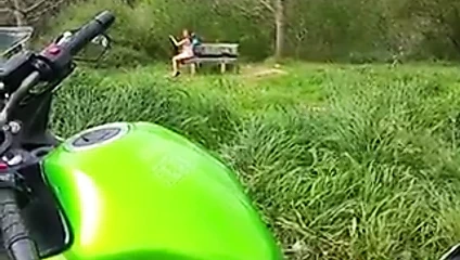 brunoymaria Maria pajeandose en el campo con chicos mirones