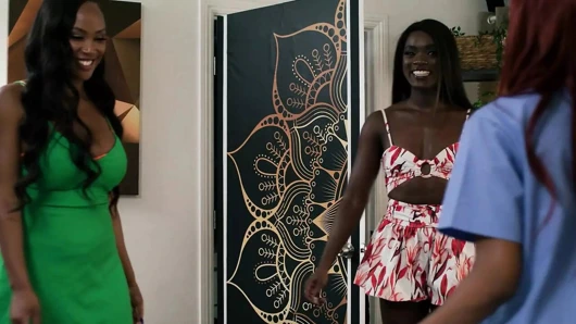 ALL GIRL MASSAGE - yardım masajı üç zenci lezbiyenle ateşli üçlü sekse dönüşüyor