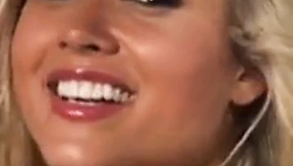 Loira linda e perfeita dona de um gatinho lindo