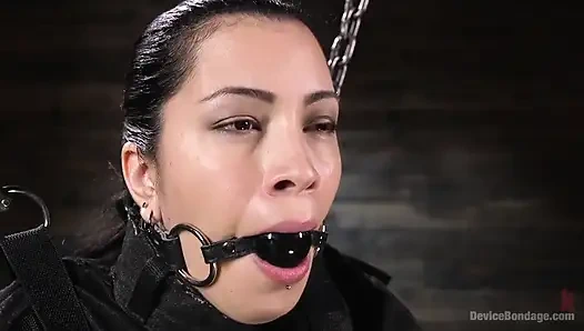 Acemi acı sürtük Cassandra Cain orgazm oluyor ve metal esaret altında