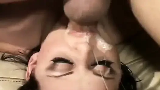 Yüzünü sikiyor Fransız erkek delisi gırtlağına kadar alıyor