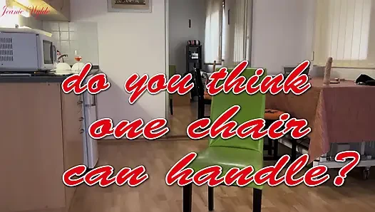 Yeşil sandalye dildoya biniyor