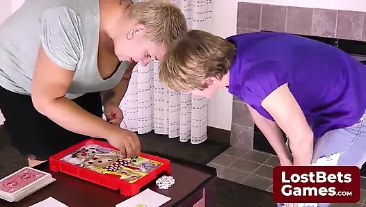 Son striptiz oyunu kaybedeni, sadece sutyenle kaldı