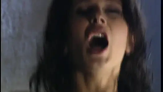 Sürtük esmer domaltmalı iyi donanımlı bir adam tarafından sikiliyor