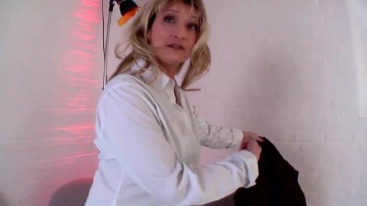 Güzel olgun sarışın seks oyuncaklarıyla mastürbasyon yapıyor