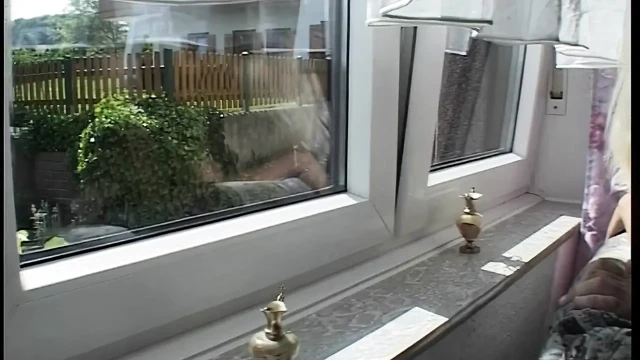 Sarışın hatun yoğun sert ve patlayıcı orgazm oluyor