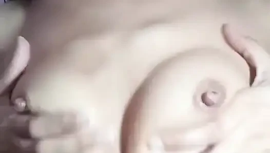 Hintli Kızın Göğüslerine Bastırıyor Ve Amcığı Yumuşak Meme Oyunu Gösteriyor Ve Islak Parmaklama Azdırıyor