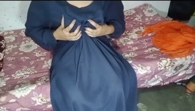 Ateşli müslüman hizmetçi büyük siyah yarak emiyor