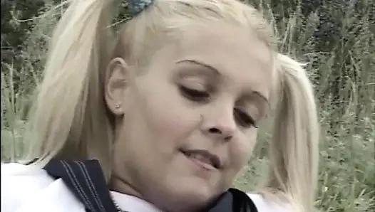 Harika genç kız açık havada domalarak sikiliyor ve büyük yarakla ağzına boşalıyor