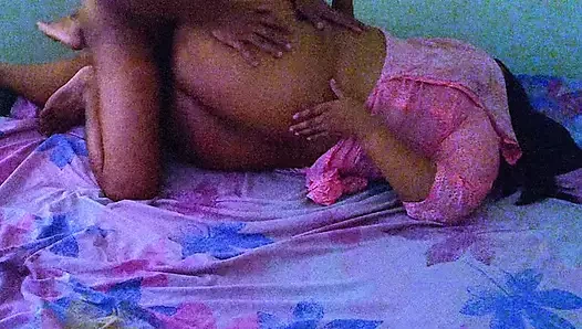 Kocamın oğlu yatağıma geliyor götümü sikiyor (üvey oğluyla yatak paylaşımı ve üvey annemin büyük götünü parçalıyor)