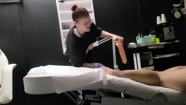 Masajdan sonra, sikiş derlemesi, masöz onu dildo veya takma yarakla sikiyor ve büyük boşalmalar yapıyor